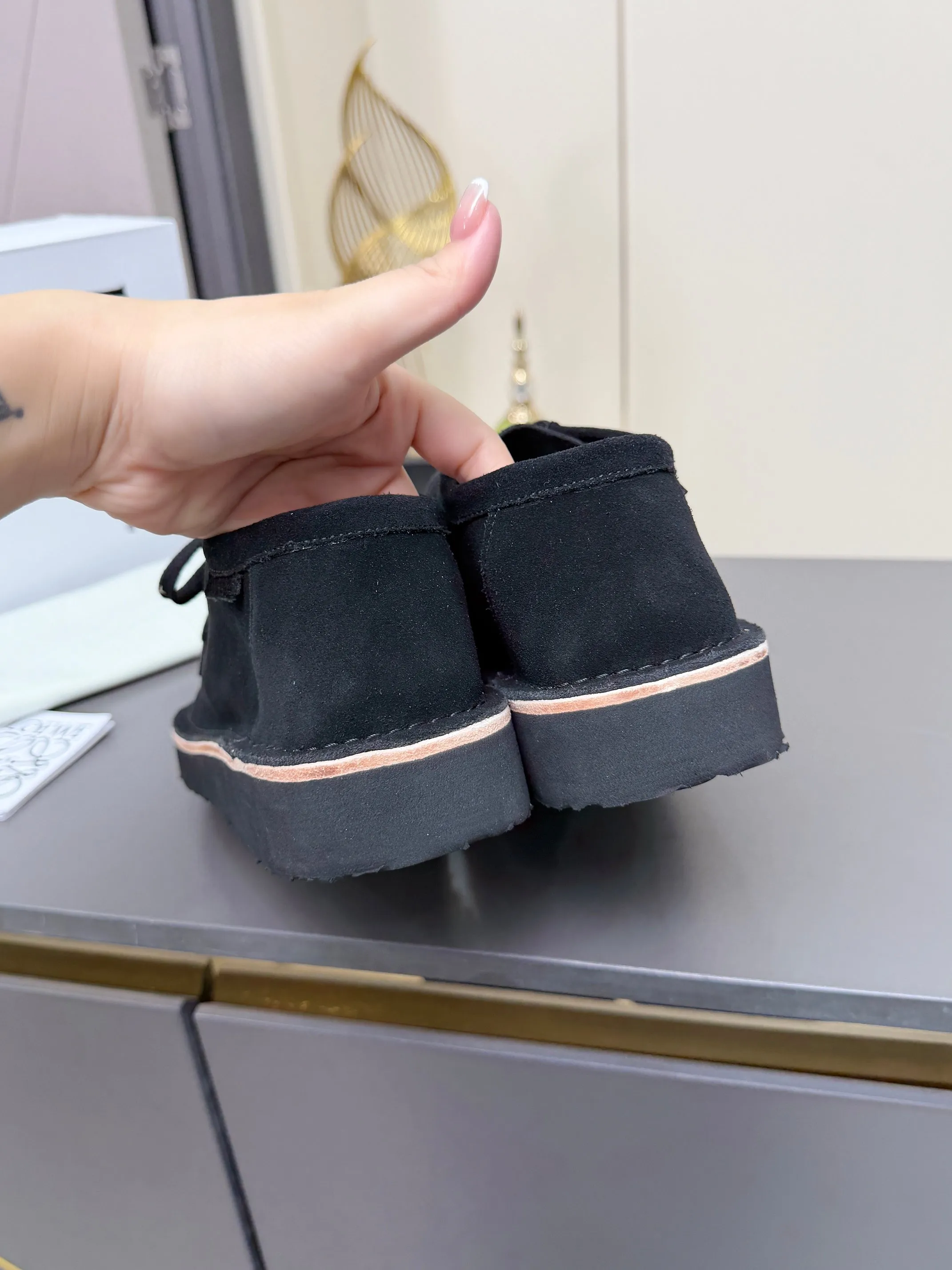 👟👟Ex-factory price 560👟👟 LOEWE·Loewe's latest kangaroo shoes, split cow leather, suede cow leather, thick-soled lace-up casual shoes, lace-up retro British style, from design to texture, allowing you to easily have a high-end luxury wearing experience. The upper is made of imported high-mercerized smooth cow suede. The delicate texture has a natural velvet-like sheen. Every inch exudes low-key sophistication. It is matched with the light-feeling EVA foam outsole. The 3-centimeter heel height is just right. It not only quietly elongates the body shape, but also brings the comfort of walking on the ground! The original version was purchased and developed, and the details are well handled. It is worth owning. It has a unique fashionable and trend-leading style. It is highly recommended to stock up. The shoe style is great, the leather is soft and comfortable, very comfortable on the feet and easy to match. ✦Fabric: imported high mercerized cowhide ✦Lining: no lining ✦Outsole: original EVA foam outsole ✦Number of sizes: women's size: 35#-40# (TT)